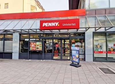 Sie sehen den Eingang vom Penny Markt in Augsburg, Hermann-Koehl-Str. 9