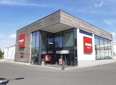 Sie sehen den Eingang vom Penny Markt in Leipzig, Poserstraße 2