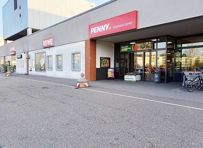 Sie sehen den Eingang vom Penny Markt in Bretten, Pforzheimer Str. 44-50