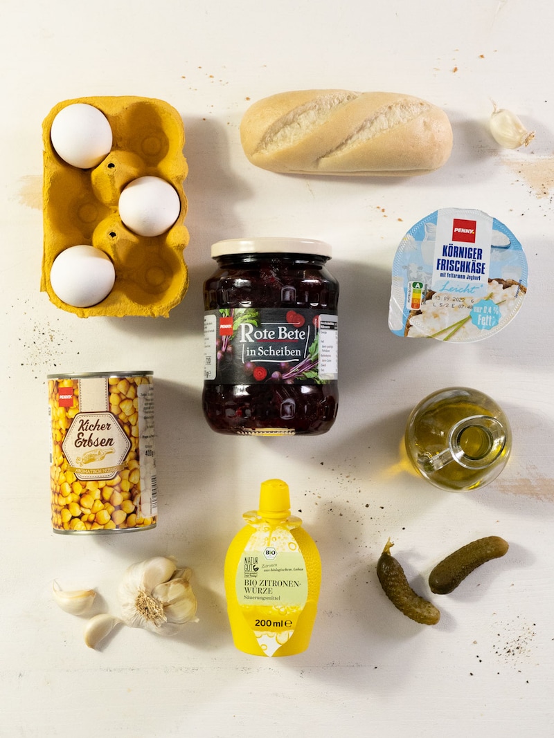 Dieses Bild zeigt alle Zutaten für unsere Schnittchen mit Rote-Bete-Hummus.