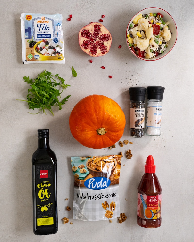 Auf diesem Bild siehst du alle Zutaten für unsere Kürbis Bowl.