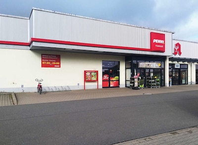 Sie sehen den Eingang vom Penny Markt in Fraureuth Werdauer Straße 73