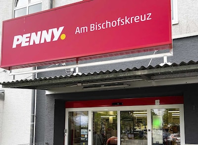 Sie sehen den Eingang vom Penny Markt in Freiburg, Am Bischofskreutz 15