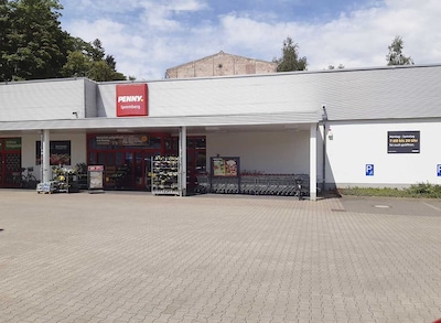 Sie sehen den Eingang vom Penny Markt in Spremberg Berliner Str. 60