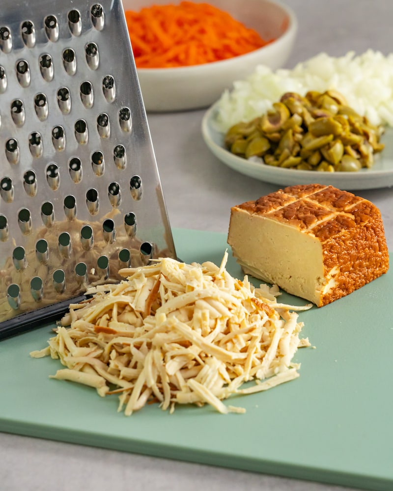 Dieses Bild zeigt wie der Tofu gerieben wird.