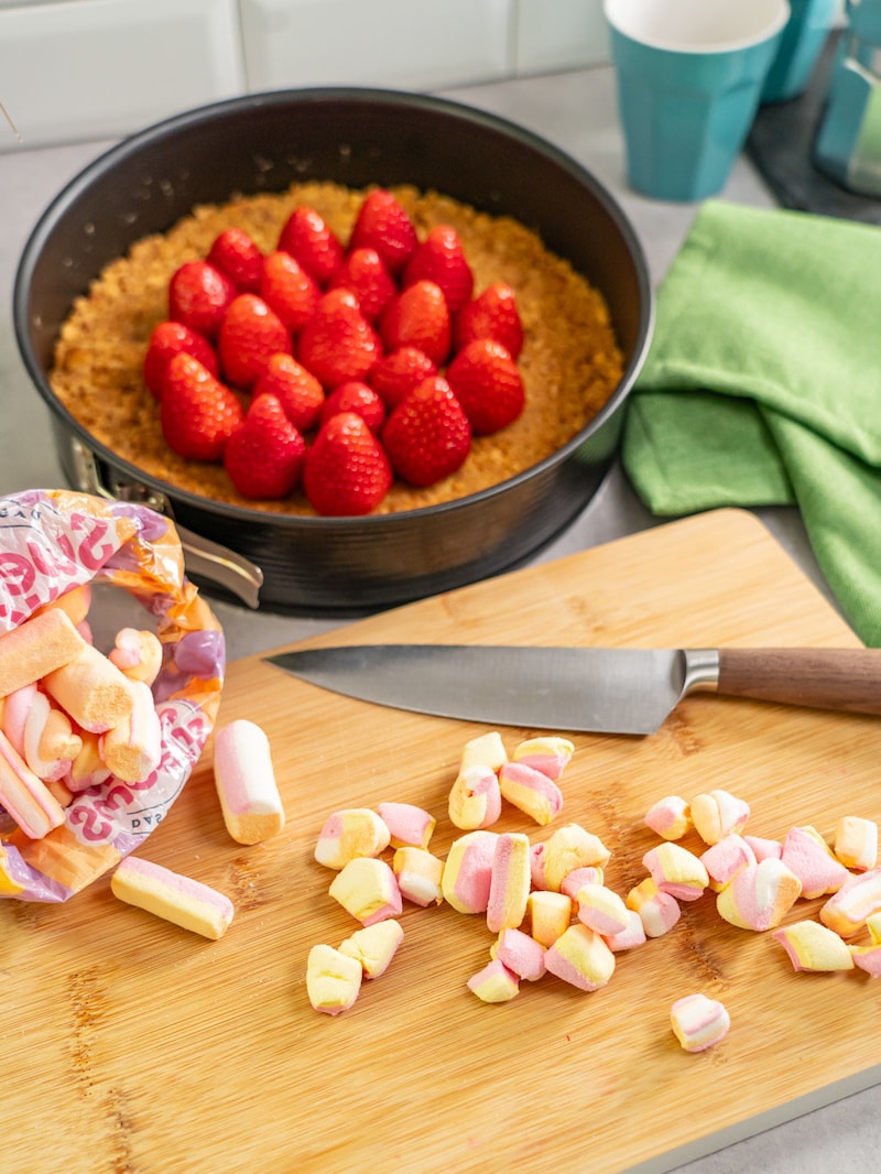 Dieses Bild zeigt wie die Marshmallows geschnitten werden.