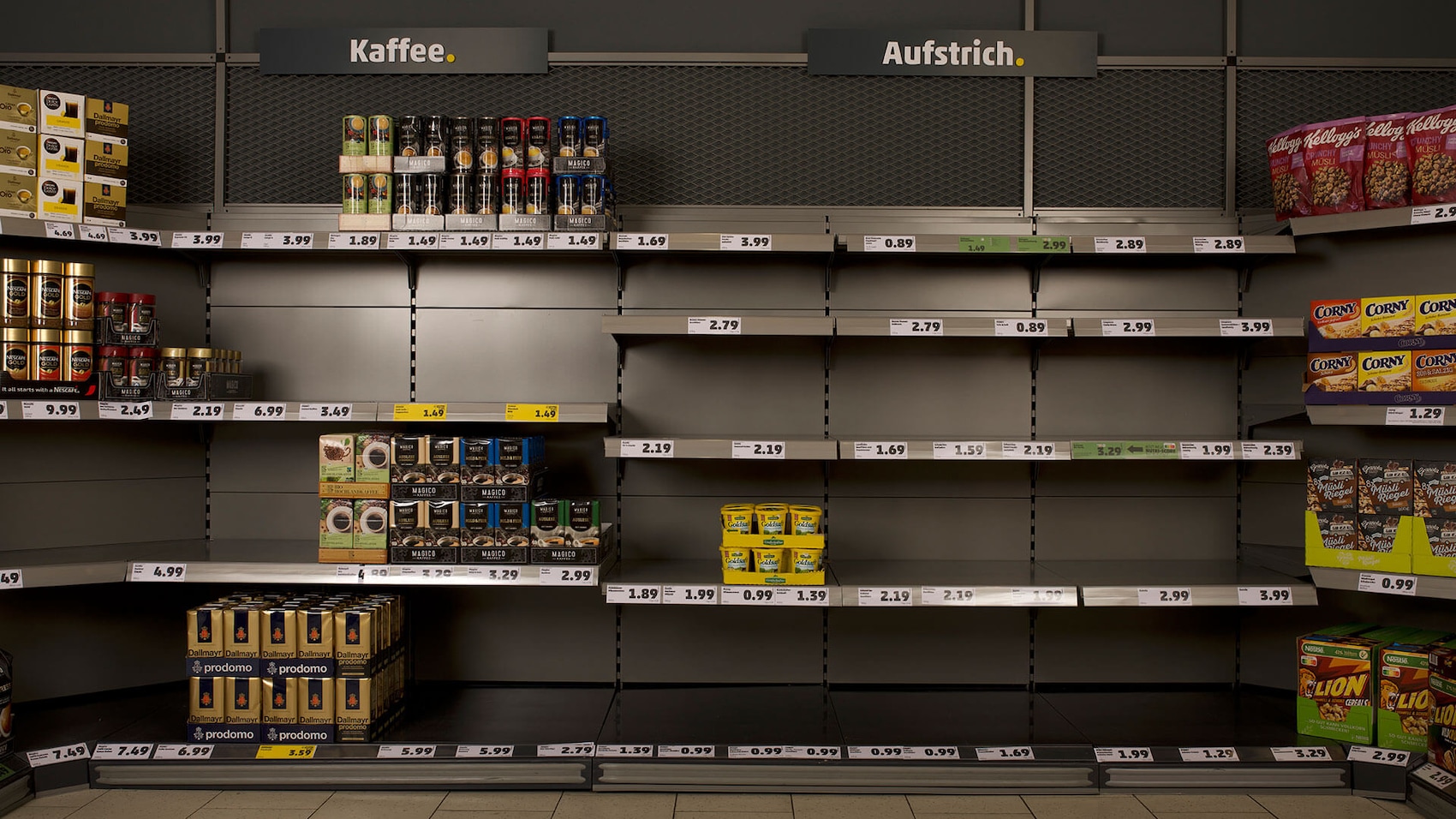 Ein Supermarktregal, das nur teilweise gefüllt ist.