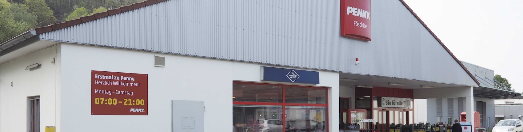 Sie sehen den Eingang vom Penny Markt in Niederfischbach Konrad-Adenauer-Str. 20A