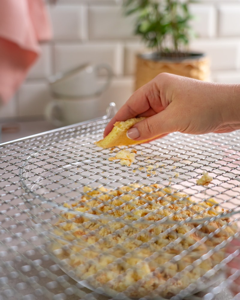 Dieses Bild zeigt wie Kuchen zerbröselt wird.