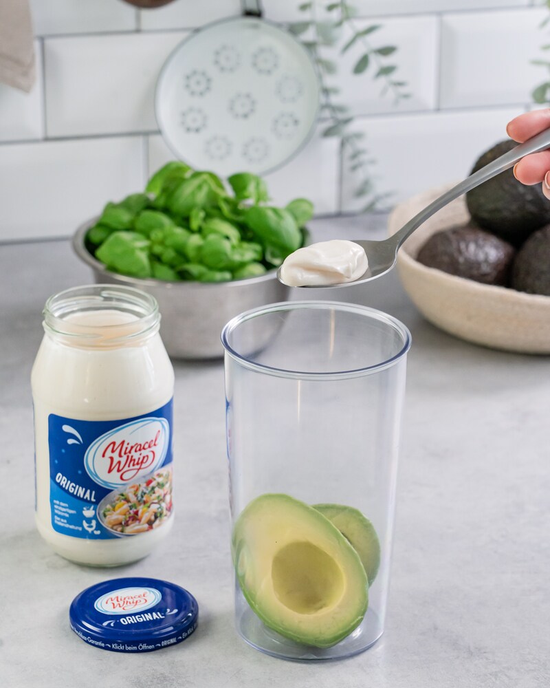 Dieses Bild zeigt wie die Soße hergestellt wird.