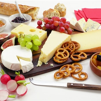 Auswahl verschiedener Käse auf einer Platte