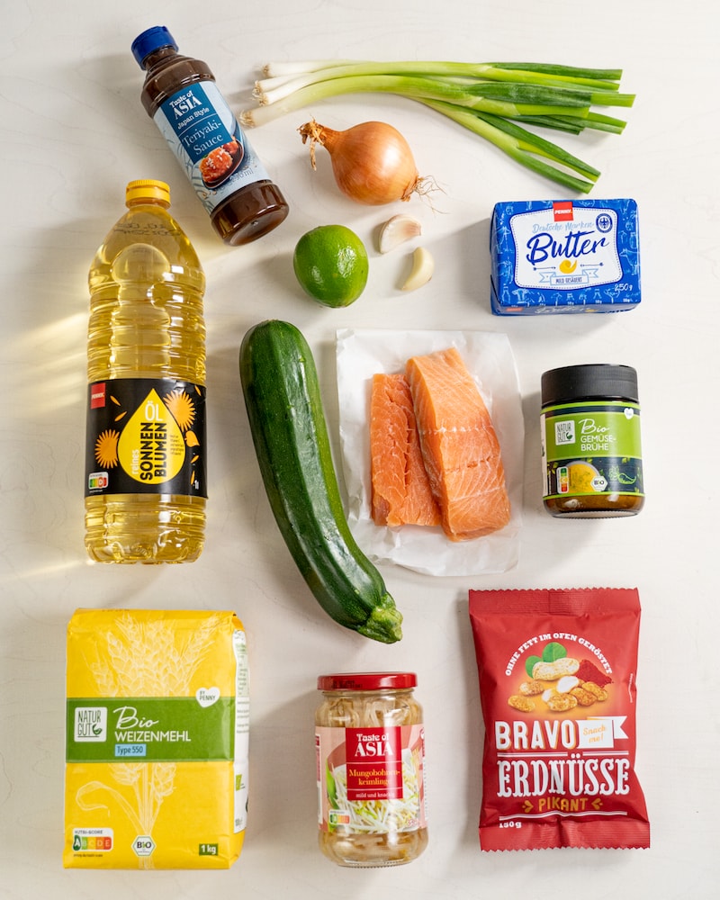 Auf diesem Bild siehst du alle Zutaten für unsere asiatischen Zucchininudeln mit Lachs.