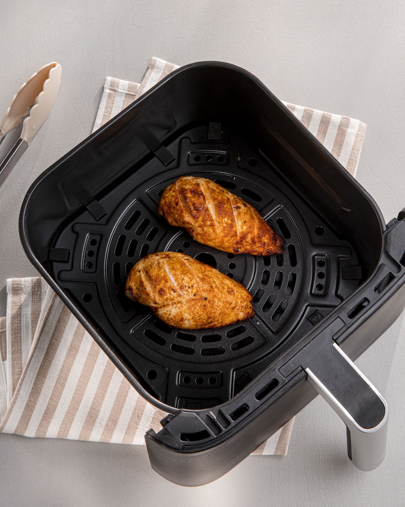 Dieses Bild zeigt die Hähnchenbrust in der Heißluftfritteuse.