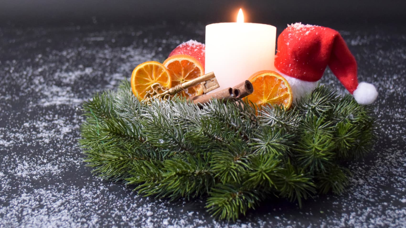 Adventskranz mit leuchtender Kerze