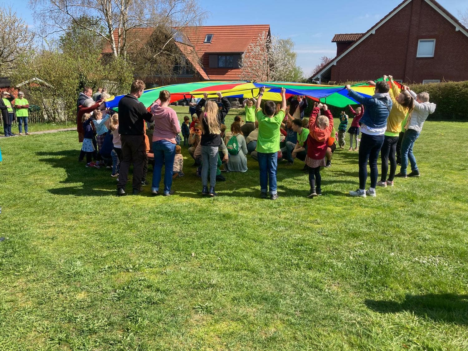 Kinder und Vereinsmitglieder beim Spielen im Freien