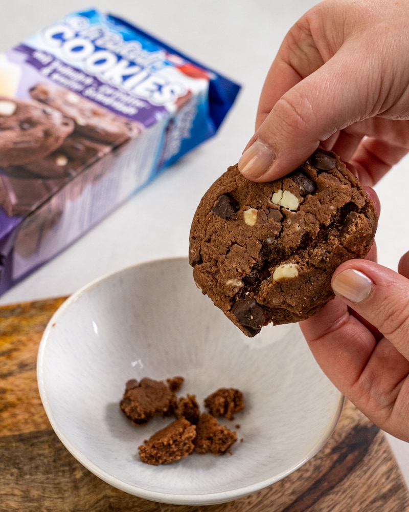 Auf diesem Bild siehst du wie ein Cookie zerkrümelt wird.