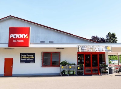 Sie sehen den Eingang vom Penny Markt in Illertissen Memminger Str. 40