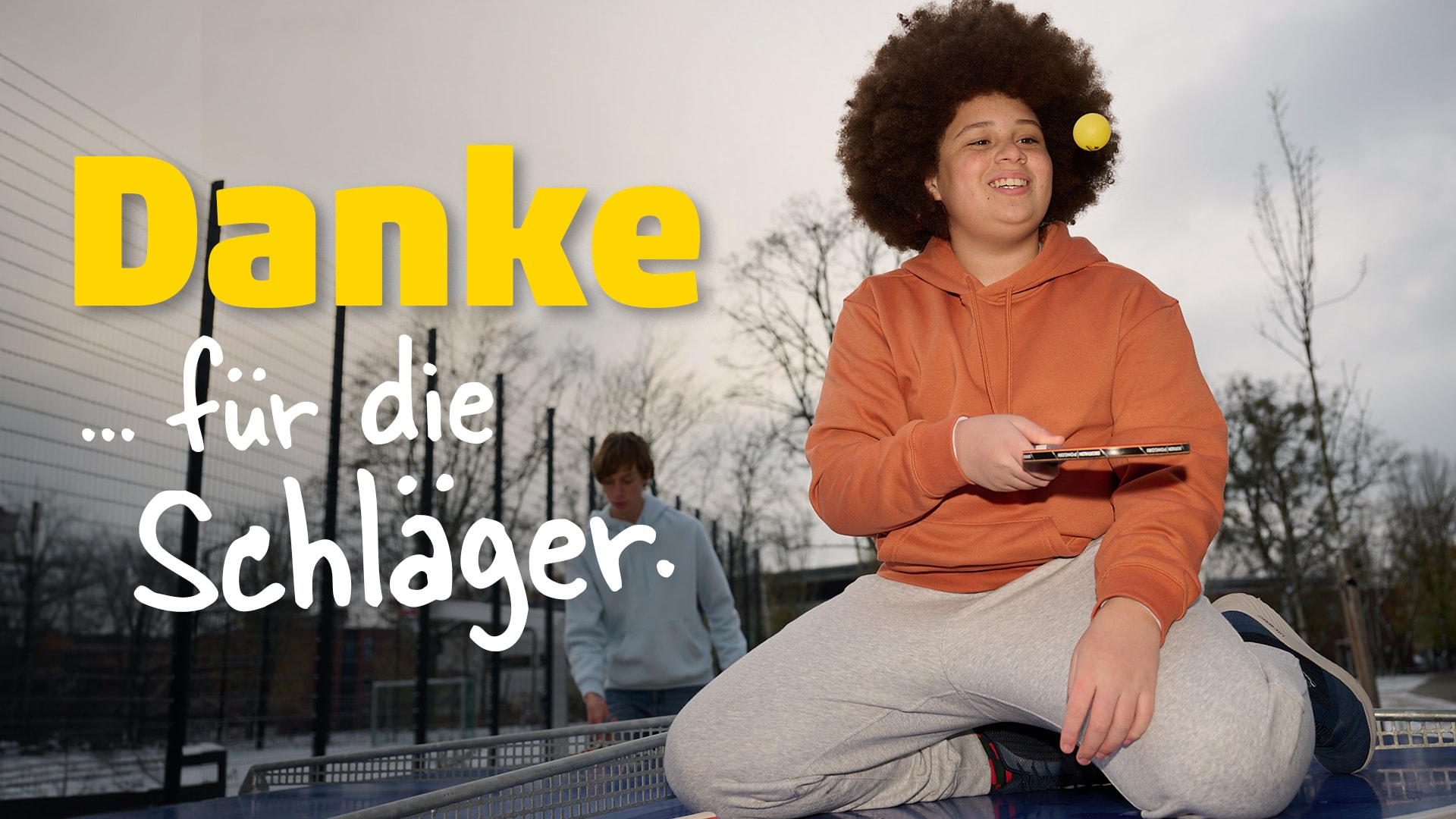 Ein Jugendlicher beim Tischtennis-Spielen