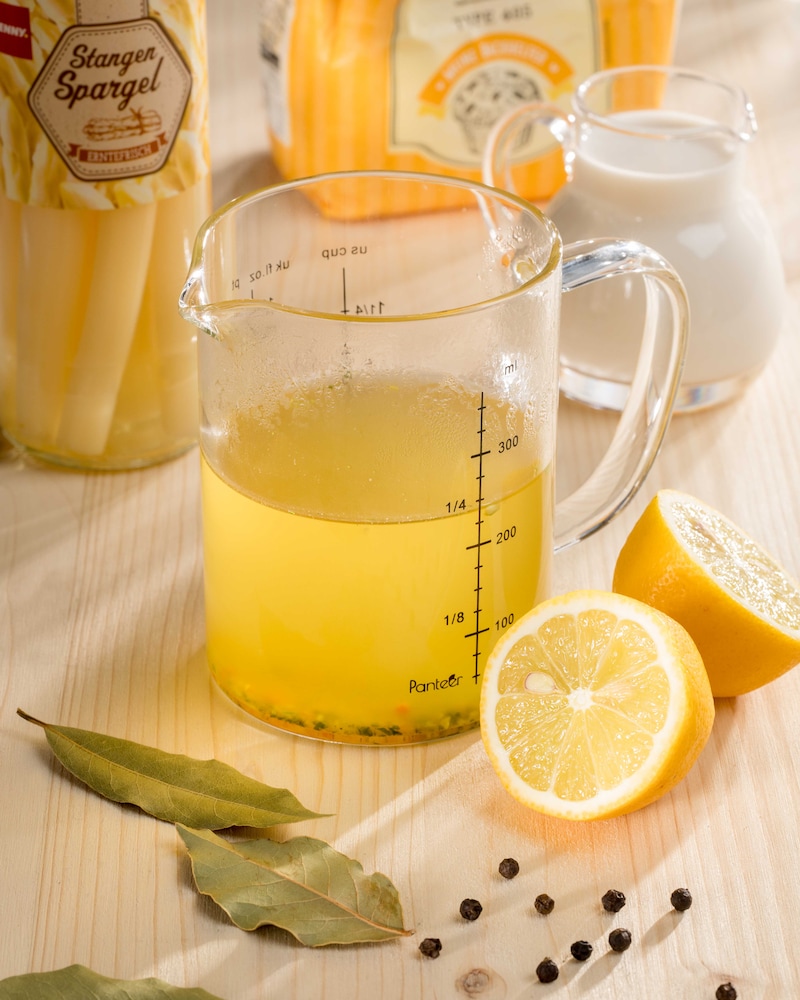 Auf diesem Bild siehst du frischen Orangensaft.