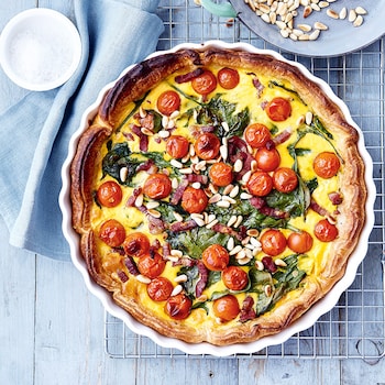 Sommer-Quiche mit Speck, Tomaten und Spinat