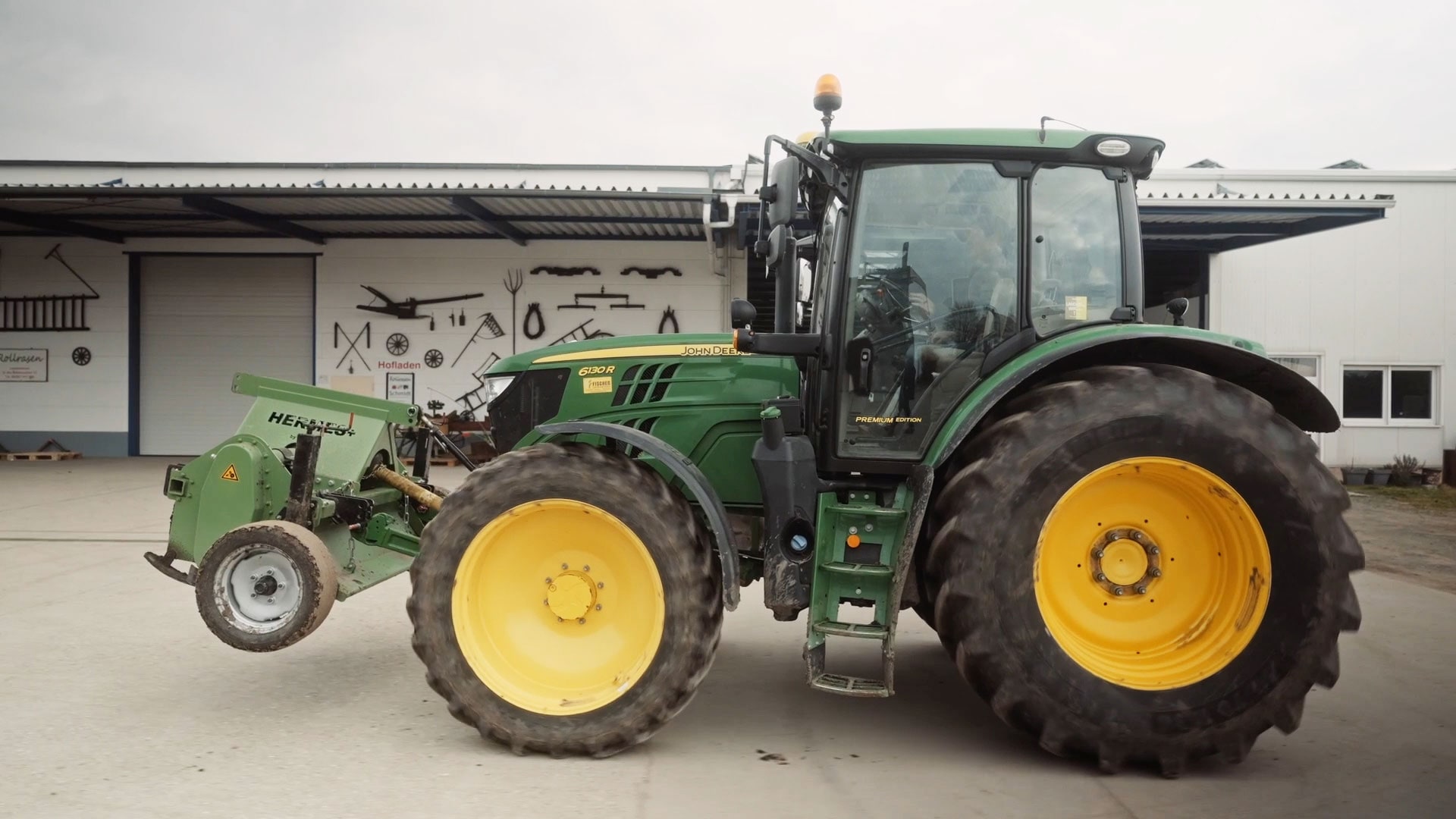 Michael Schmidt in einem großen Traktor