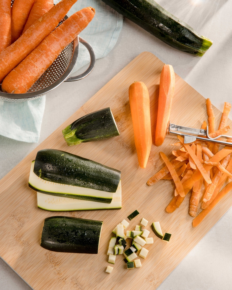Dieses Bild zeigt geschnittene Zucchini und Möhren.