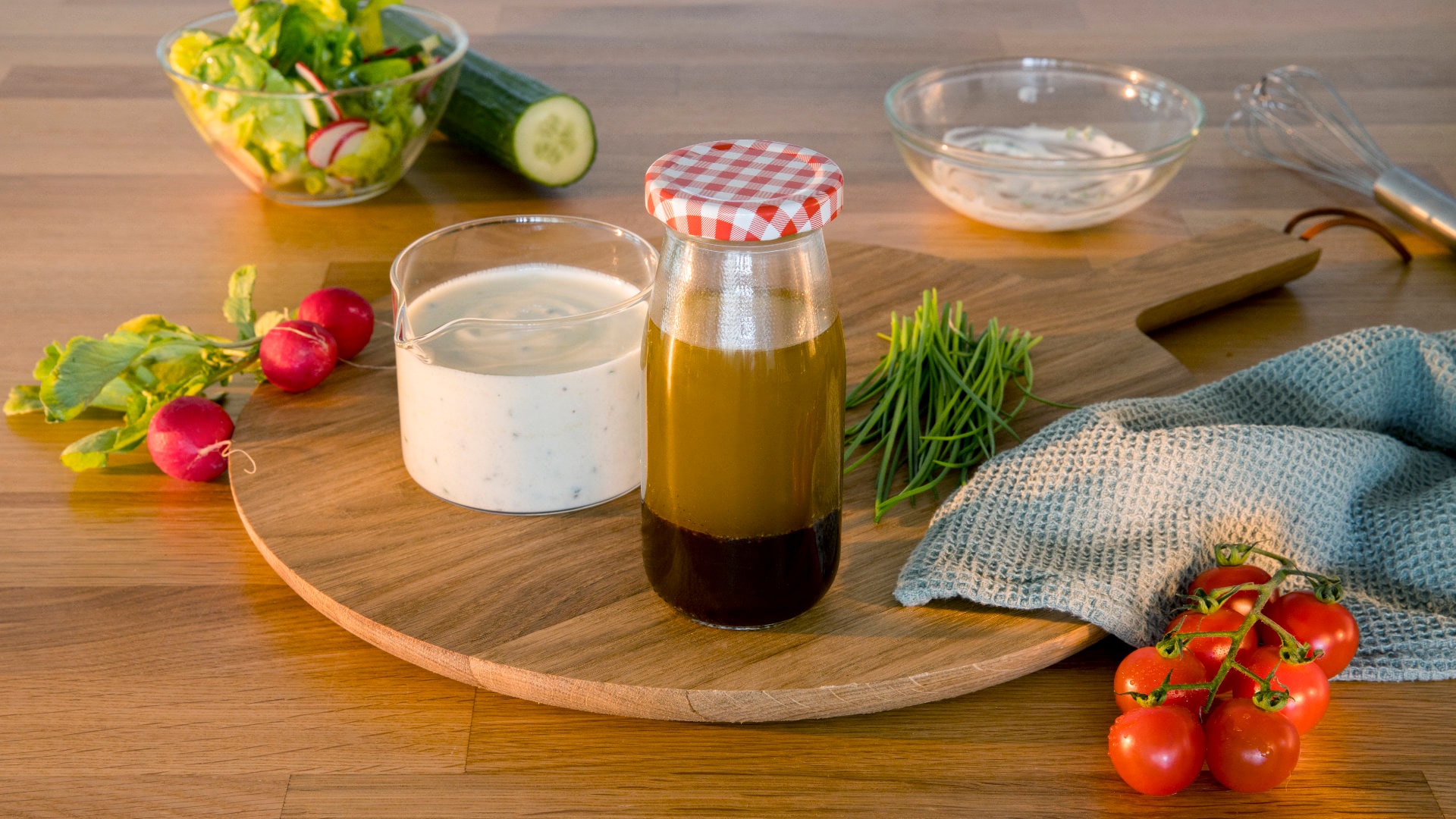 Auswahl an verschiedenen Salatdressings mit Gemüse