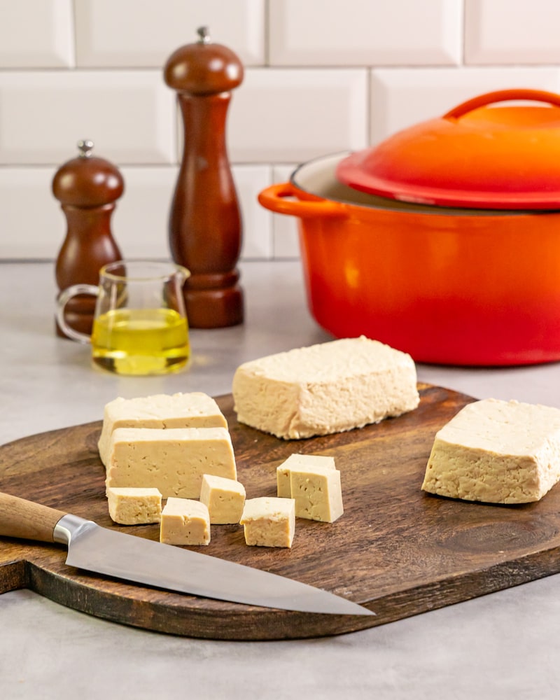 Dieses Bild zeigt wie der Tofu geschnitten wird.