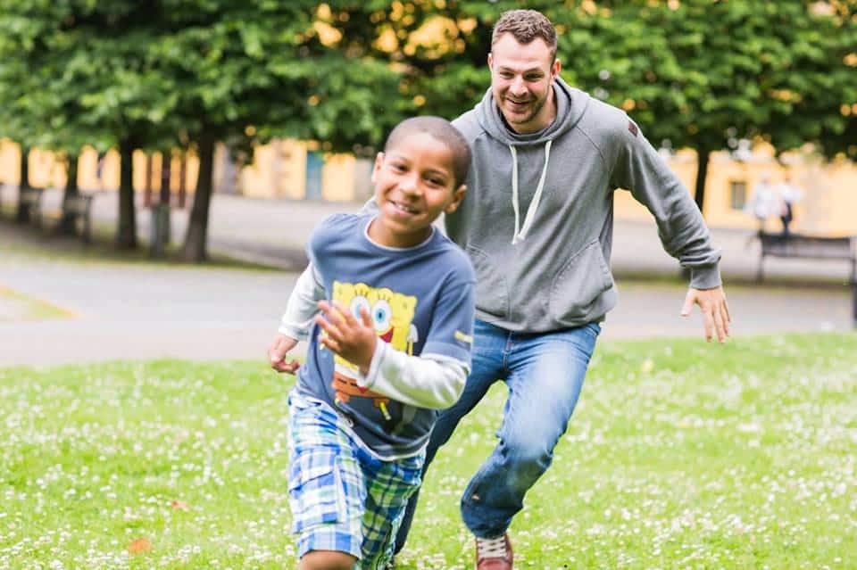 Ein Mann und ein Junge spielen auf der Wiese