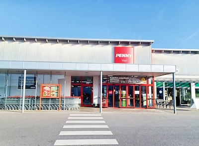 Sie sehen den Eingang vom Penny Markt in Vogt Am Langacker 6