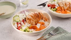 Eine Caesar Bowl, die auf einem Küchentuch auf einem Holztisch steht.