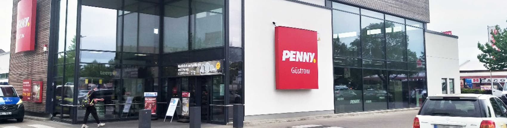 Sie sehen den Eingang vom Penny Markt in Güstrow Lindenallee 16