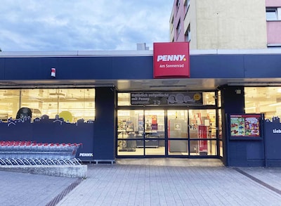 sie sehen den Eingang vom Penny Markt in Düsseldorf – Garath Fritz-Erler-Str. 20