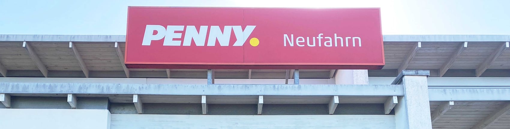 Sie sehen den Eingang vom Penny Markt in Neufahrn Kurt-Kittel-Ring 3