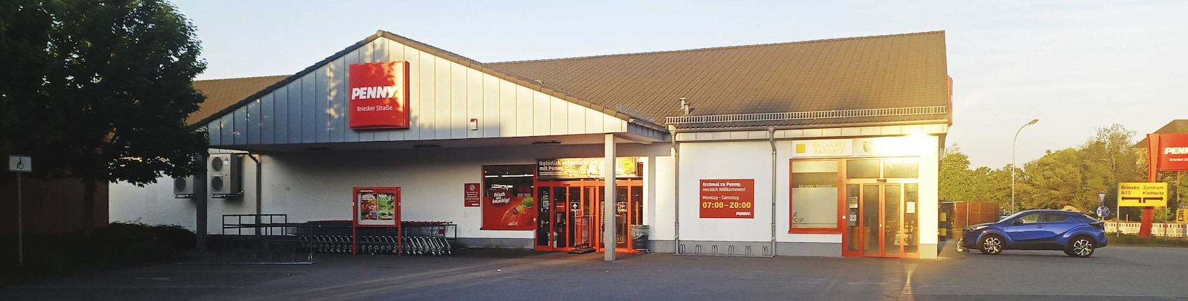 Sie sehen den Eingang vom Penny Markt in Senftenberg Briesker Str. 80