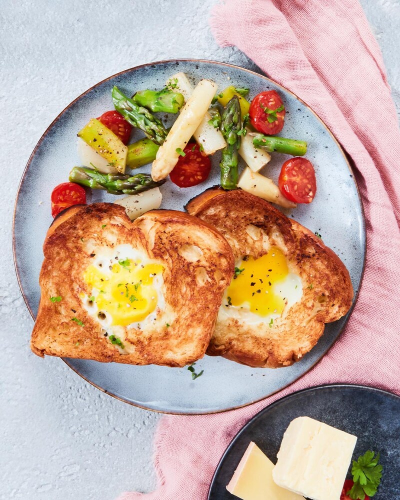 Gefüllte Brioche zu Spargelsalat und französischer Käseplatte