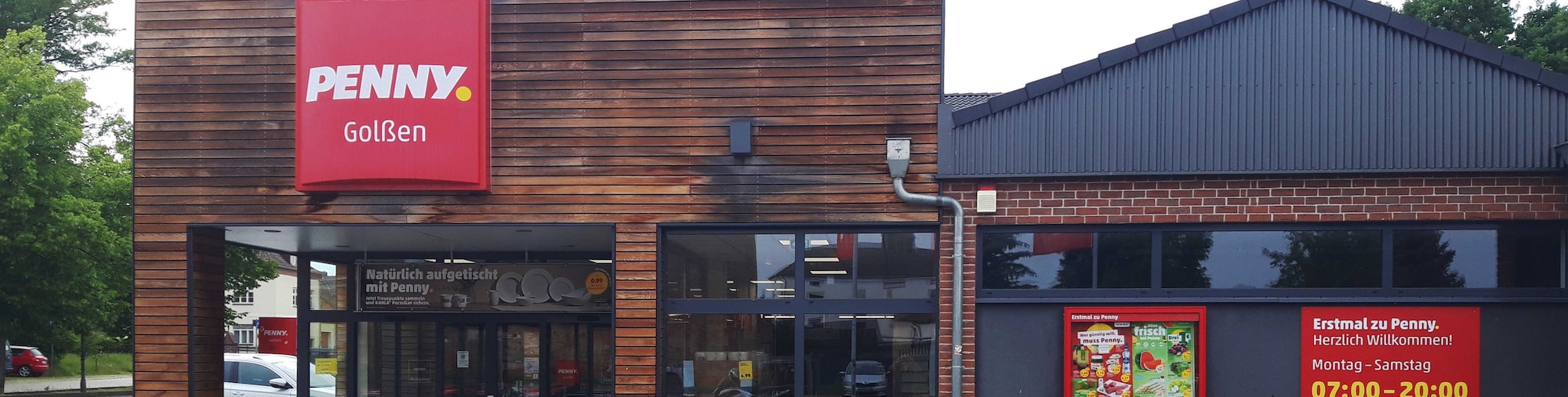 Sie sehen den Eingang vom Penny Markt in Golßen Straße der Einheit 7
