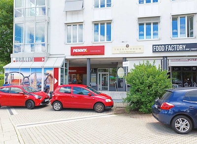 Sie sehen den Eingang vom Penny Markt in München/Thalk.Obersendl. Züricher Str. 29