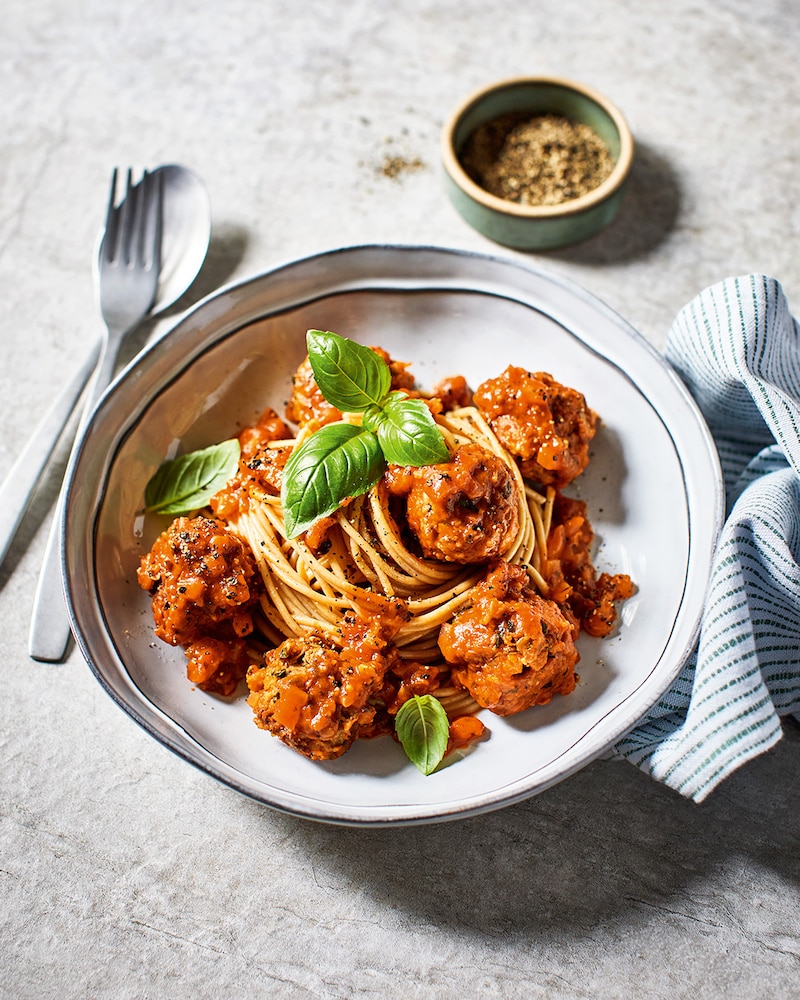 Dieses Bild zeigt die veganen Meatballs mit Pasta.