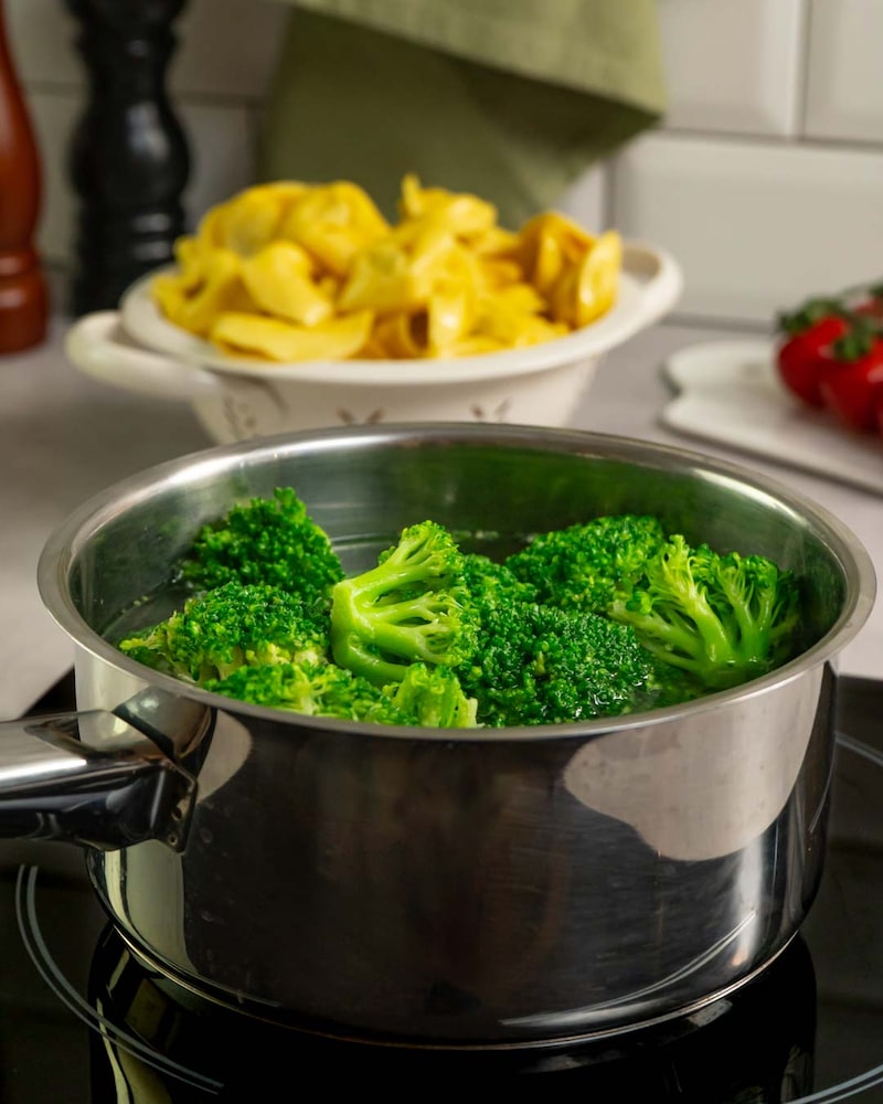 Dieses Bild zeigt die gekochten Tortellonies mit dem Brokkoli.