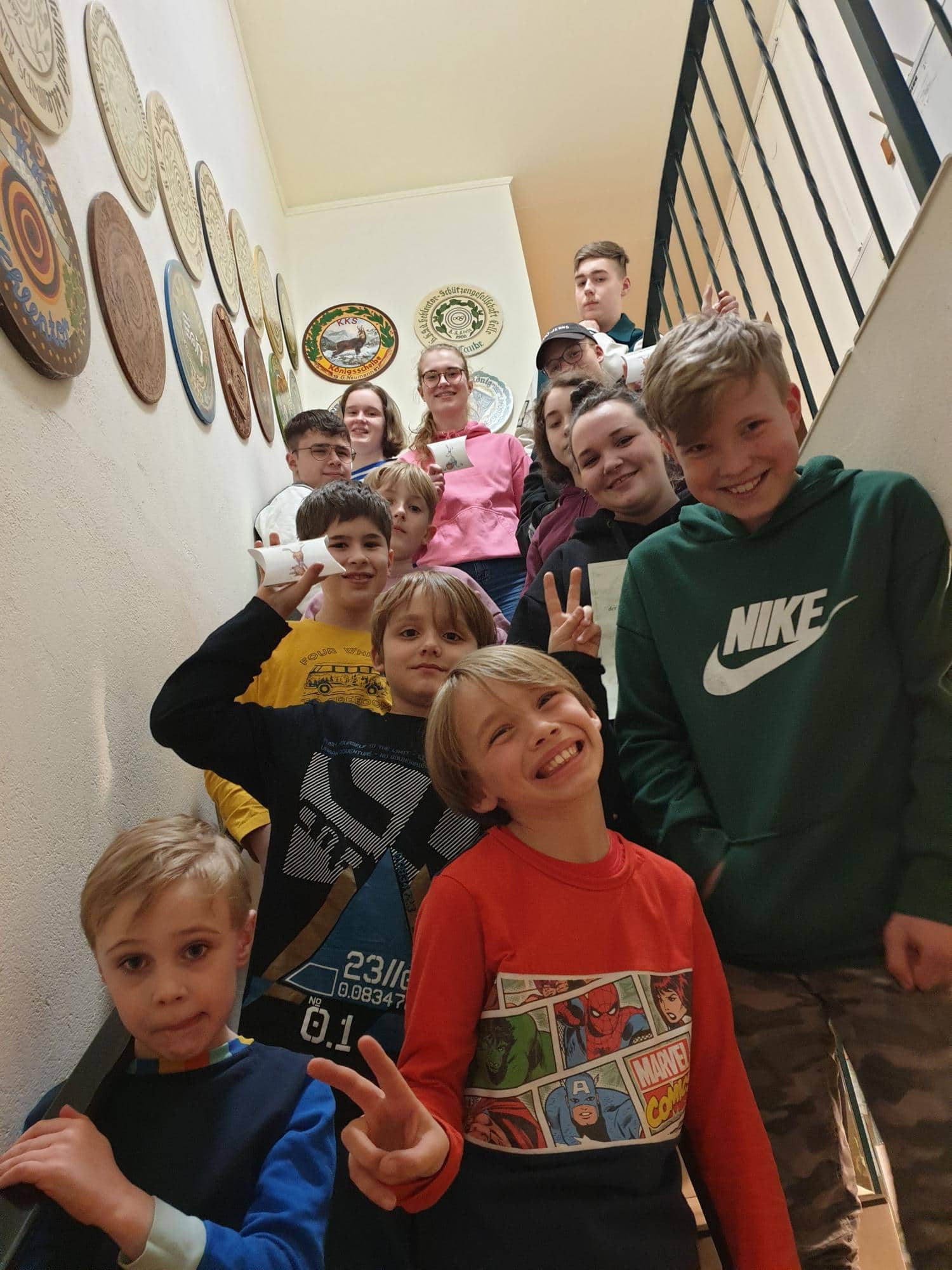 Kinder stehen auf einer Treppe und laecheln in die Kamera