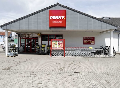 Sie sehen den Eingang vom Penny Markt in Kirchzarten, Kandelstrasse 6